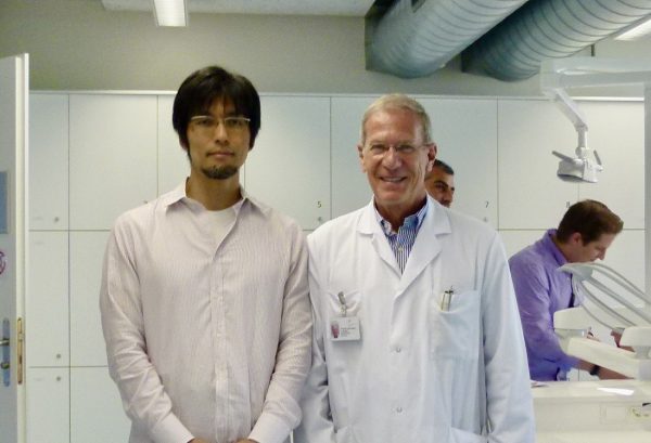 ベルン大学でのインプラント研修（ベルサー教授と）